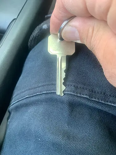 can a locksmith repair a broken key-1
