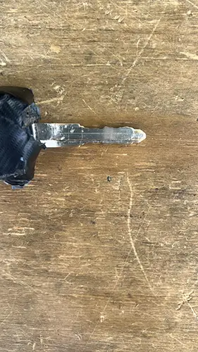 can a locksmith repair a broken key-2